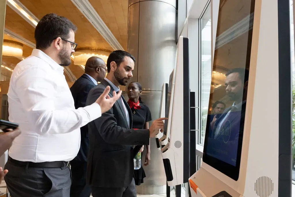 Participante a utilizar um quiosque num evento Angola Oil & Gas
